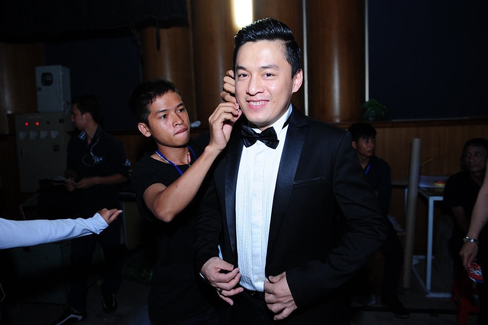 Lam Trường cũng tất bật chuẩn bị trang phục