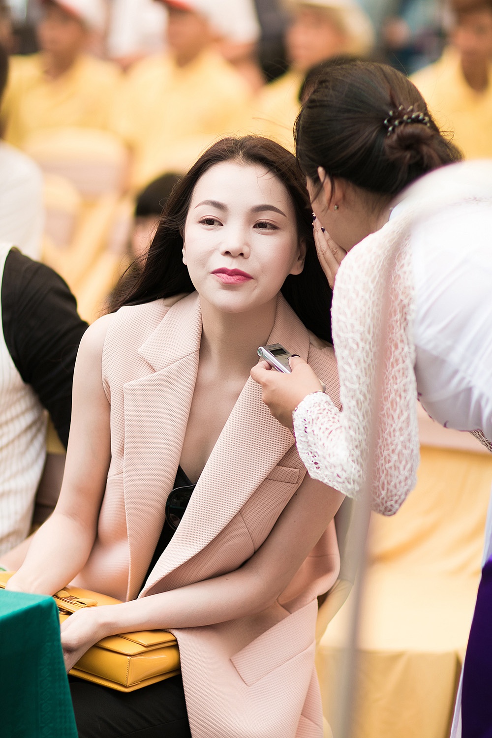 Đây là quà tặng của người bạn diễn Hàn Quốc để thể hiện tình cảm quý mến trong dịp cả 2 cùng thực hiện MV Hoa tuyết sau mùa đông tại xứ sở kim chi.