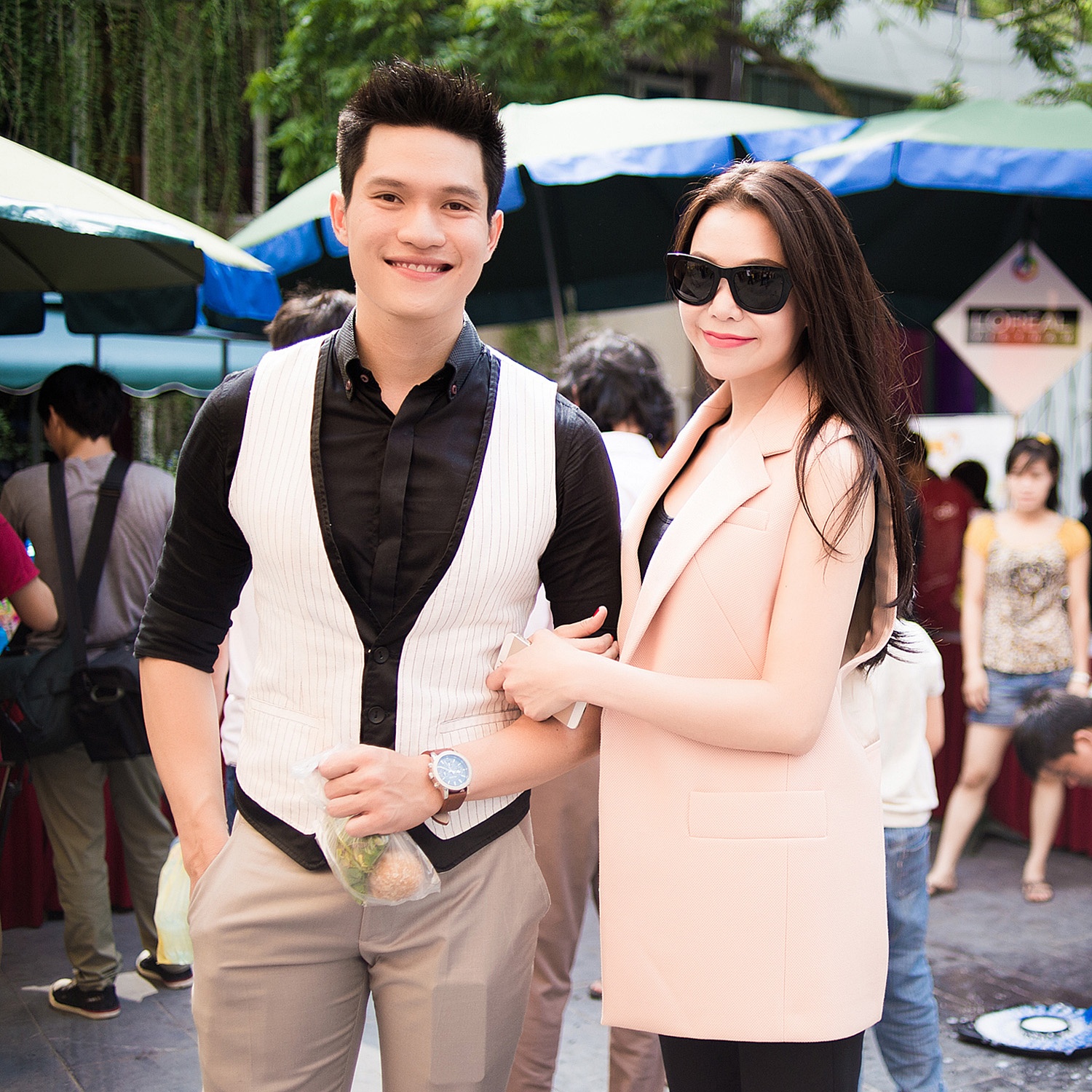 Minh Anh và Trà Ngọc Hằng là đôi bạn thân thiết của nhau. Cả 2 luôn sánh bước bên nhau trong các sự kiện. Nam diễn viên kiêm người mẫu  rất ga lăng với người đẹp, anh luôn tháp tùng cô trong các hoạt động giải trí. 