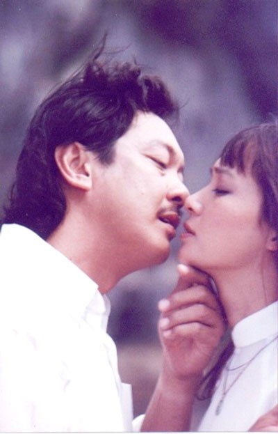 Cảnh tình tứ của Chánh Tín - Lê Khanh trong 