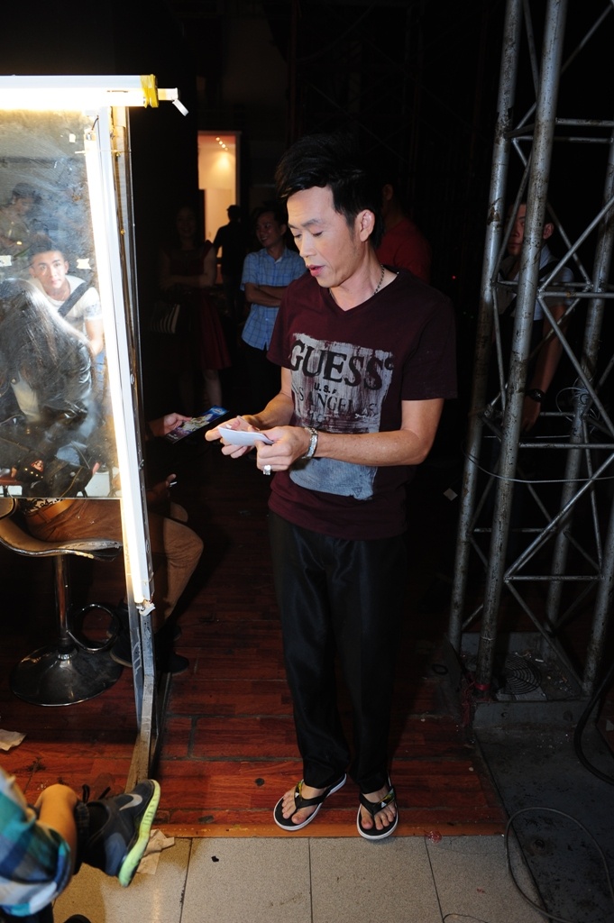 MC của chương trình ăn mặc giản dị như thường thấy. Anh xem lại kịch bản trước giờ lên sóng.