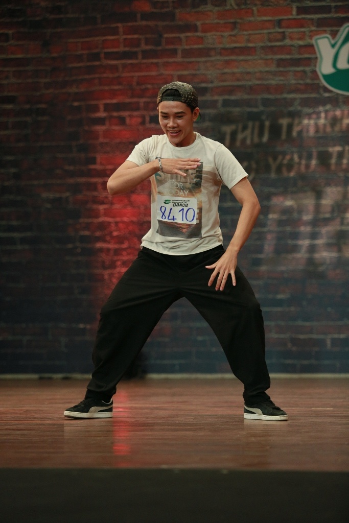 Hoàng Minh, 23 tuổi, là một diễn viên kịch câm đến từ Bình Thuận mang theo phong thái rất tự tin đến với chương trình. Sau khi thể hiện xong phần thi, anh không nhận được sự đánh giá cao từ ban giám khảo. Tuy nhiên, khi Chí Anh hỏi: “Là một diễn viên, em vừa diễn xong, em cảm nhận phản ứng từ phía khán giả như thế nào?”, chàng trai tự tin đáp lời: “Theo cảm nhận thường ngày đi diễn của em, em thích thì mọi người dưới đây đều thích”. Sau câu trả lời của Hoàng Minh, kiện tướng dancesport đưa ngay quyết định: “Em không đủ để thử thách thêm”.