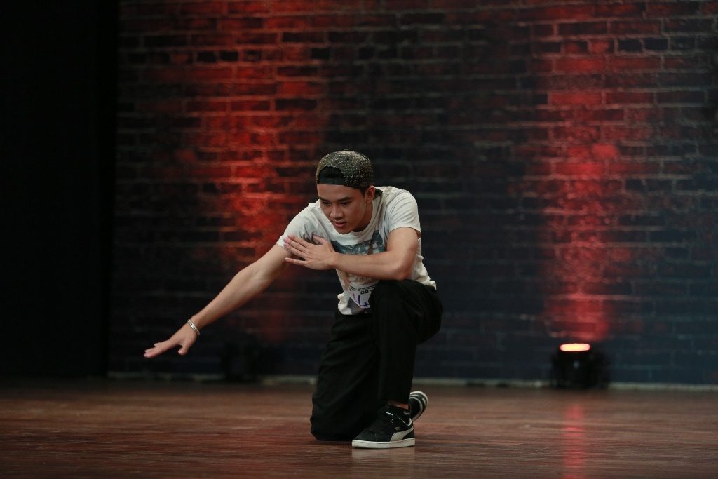 John Huy Trần tiếp tục đưa ra nhận định: “Phong cách của em phù hợp với chương trình nhưng mà kỹ thuật còn thiếu”. Tuyết Minh gợi ý: “Hay là để bạn ấy thử thách thêm?”. Sau lời gợi ý của Tuyết Minh, cả 4 giám khảo đã gật đầu đồng ý cho Hoàng Minh tham gia vào phần thử thách thêm. Nhưng bất ngờ, chàng diễn viên kịch câm từ chối: “Em đã nói trước rồi, một là tới đây em sẽ lọt vào, còn không thì em sẽ rớt. Em không thử thách thêm!”.