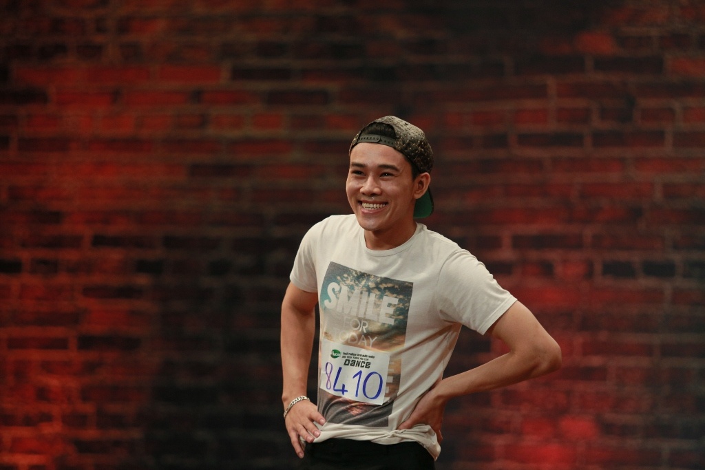 Thái độ cao ngạo của Hoàng Minh đã khiến John Huy Trần tức giận: “Chương trình này tên là Thử thách cùng bước nhảy, mỗi vòng đều có thử thách và thử thách thêm. Nếu em vô vòng top 100, top 20 vẫn là thử thách và và chỉ có thử  thách. Và nếu bây giờ tại đây, em không chấp nhận thử thách thêm thì đi về đi, cám ơn em!”.  Bất ngờ, Hoàng Minh nói lời cám ơn chương trình một cách ngắn gọn và bước xuống sân khấu. 