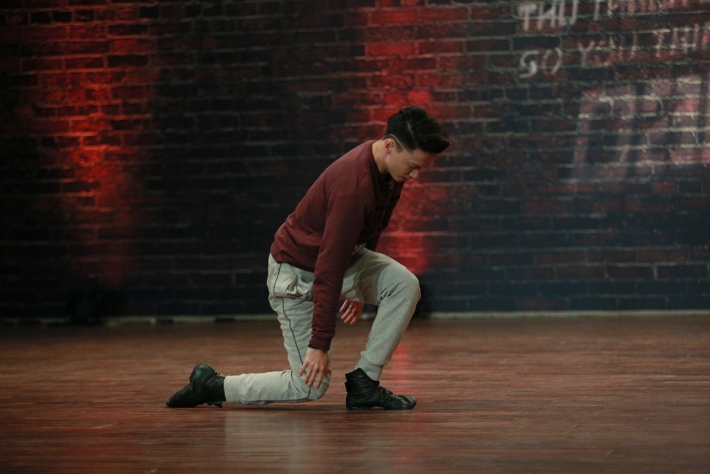 Sau khi ST thực hiện xong phần thi, giám khảo John Huy khen ngợi: “Đây là lyrical jazz, múa jazz theo lời bài hát. Anh thấy em thể hiện tốt, anh muốn em diễn xuất trên sân khấu ít hơn và nhảy múa phải nhiều hơn”. Tuyết Minh tiếp tục dành lời khen cho ST về kỹ thuật: “Khi em làm kỹ thuật chị nhìn thấy và đọc được tên đó là gì, điều đó chứng tỏ em làm rất sạch. Chị thích bài diễn của em và chị muốn nhìn thấy em ở vòng bán kết”.