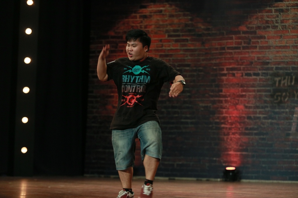 Phan Vũ Thế Bảo, 20 tuổi, nặng 90 ký và số đo 3 vòng đều như nhau. Đây là chàng trai đã 3 năm đăng ký dự thi Thử thách cùng bước nhảy. Năm nay mục tiêu của anh chàng nặng ký là sẽ lọt top 20 vì ở mùa trước Thế Bảo đã không may dừng chân ngay tại cột mốc quan trọng này. 