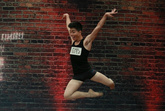 Chang trai bi suy gian tinh mach nhay ba-le hinh anh