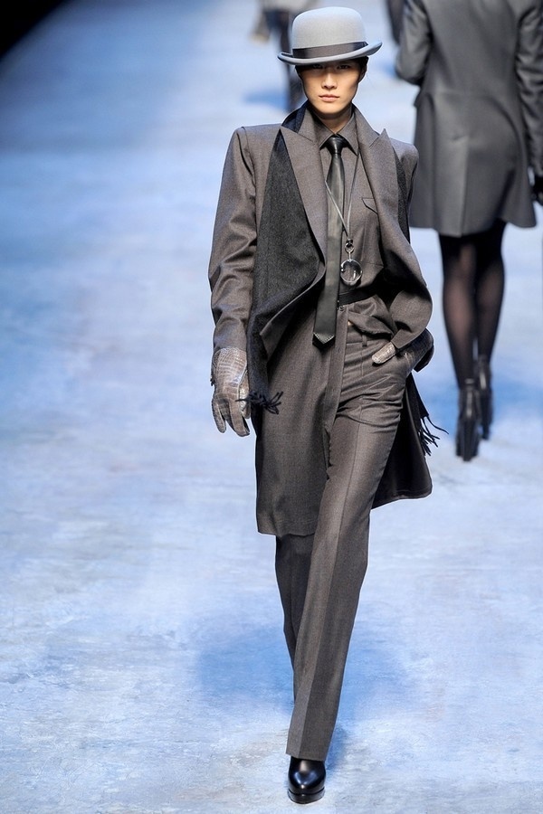 Lee Hyun Yi trên sàn diễn của thương hiệu Hermes.