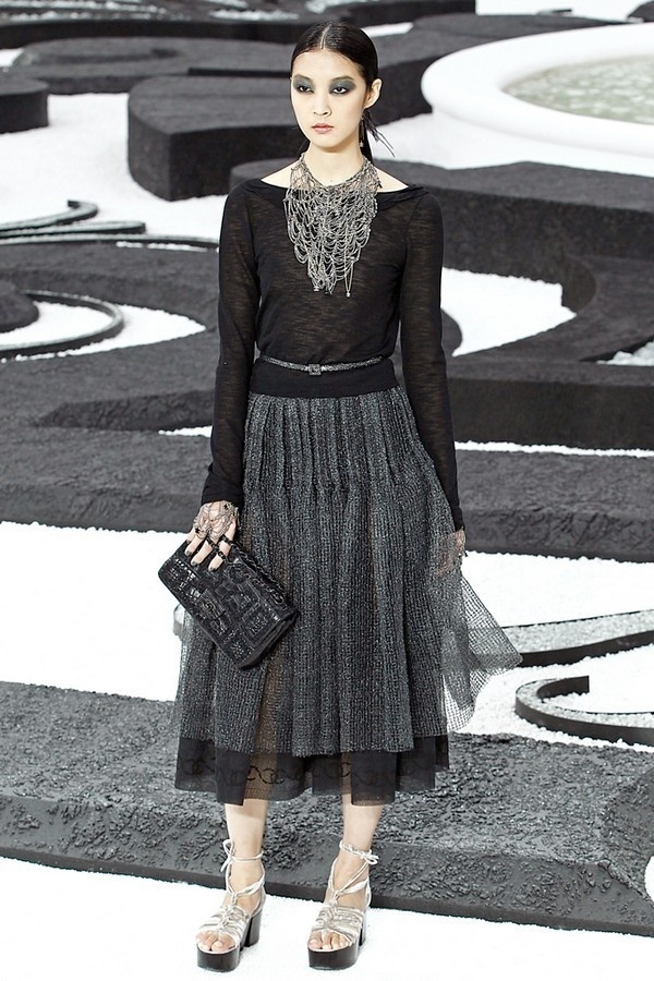 Kang So Young trên sàn diễn của Chanel.