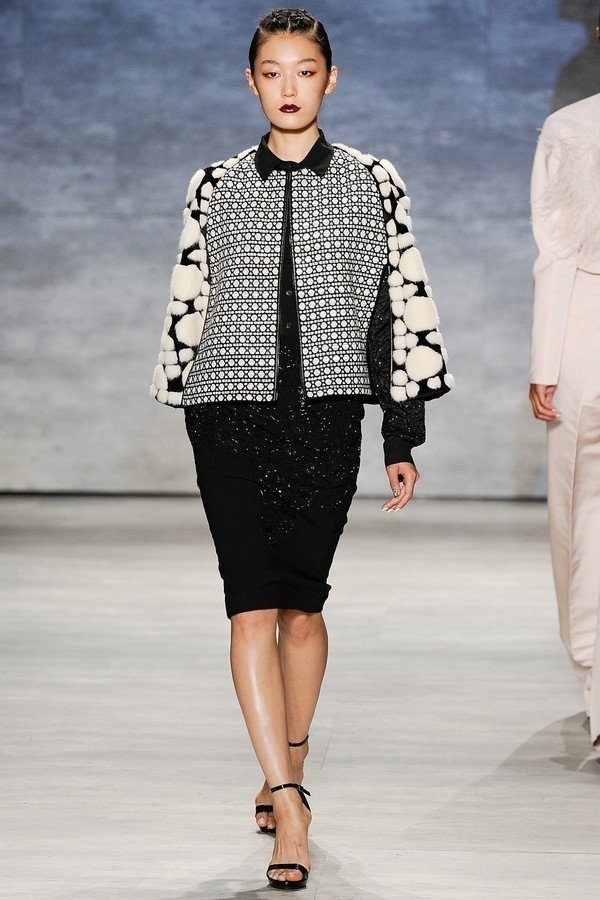 Cô nổi bật khi trình diễn tự tin trên sàn catwalk quốc tế.