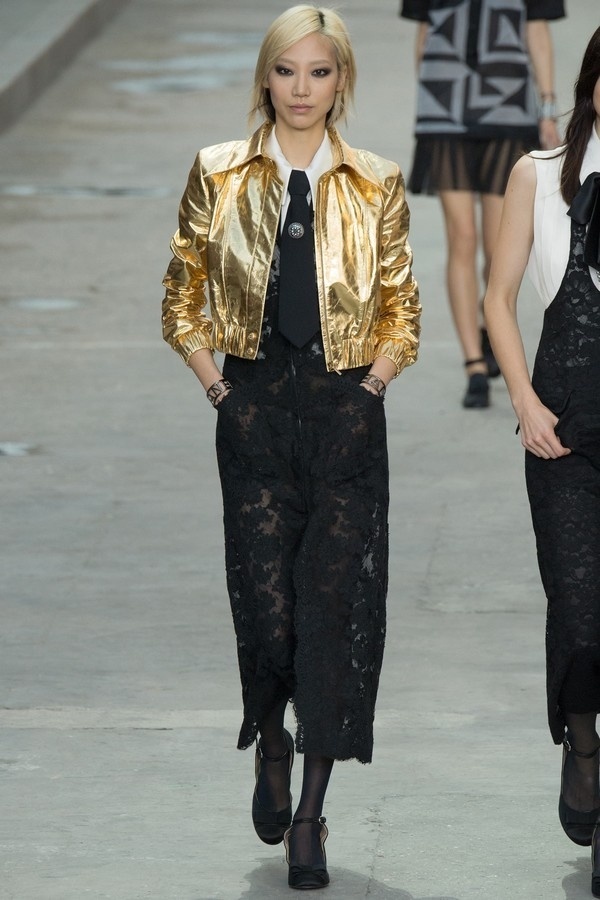 ... và còn cực chất trên sàn diễn của Chanel.