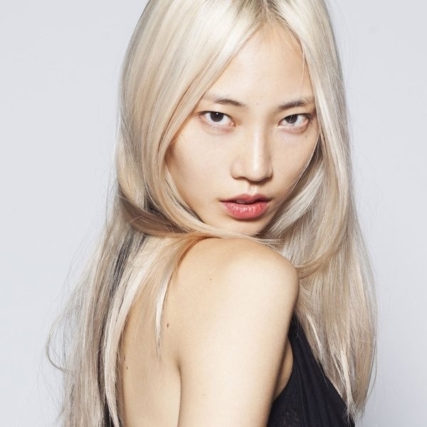 Mái tóc bạch kim góp phần tạo nên diện mạo ấn tượng không lẫn vào đâu được của Park Soo Joo.