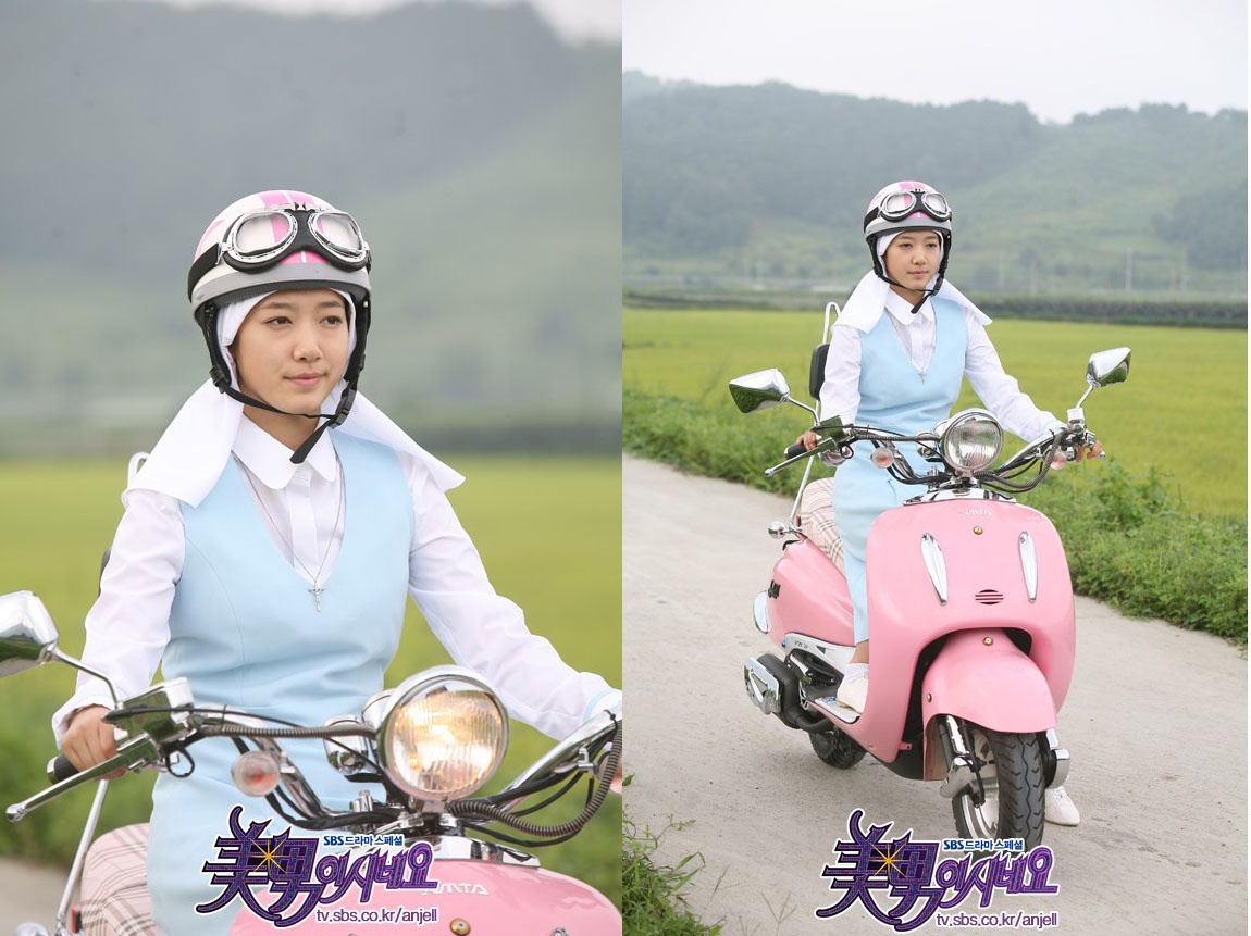Không chỉ lái xế sang hay đi xe buýt, nhiều người đẹp Hàn còn có cơ hội lái xe máy khi đóng phim.