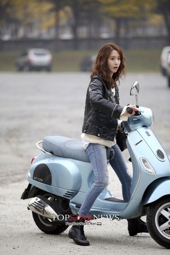 Trong bộ phim Prime Minister and I, chiếc xe scooter màu xanh là phương tiện để cô phóng viên Nam Da Jung (Yoona nhóm SNSD) đi thu thập tin tức về vị thủ tướng Kwon Yul (Lee Bum Soo).