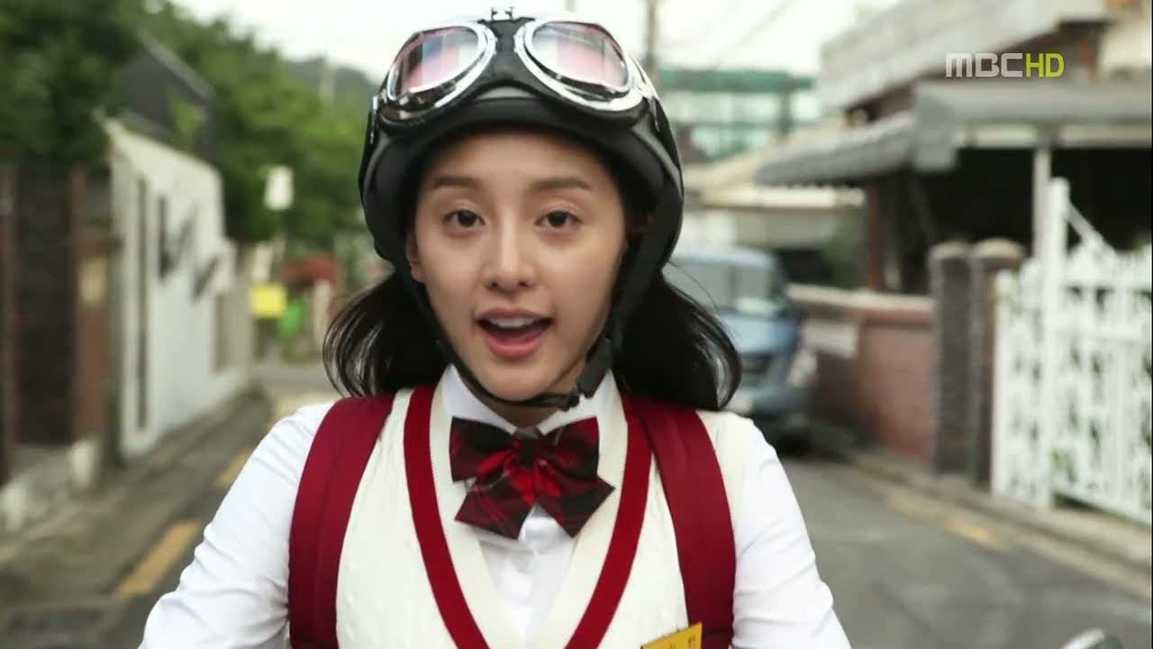 Nữ diễn viên của The Heirs, Kim Ji Won, được biết đến với vai diễn đầu tiên trong High Kick: Revenge of the Short Legged (Gia Đình Là Số 1 – Phần 3).