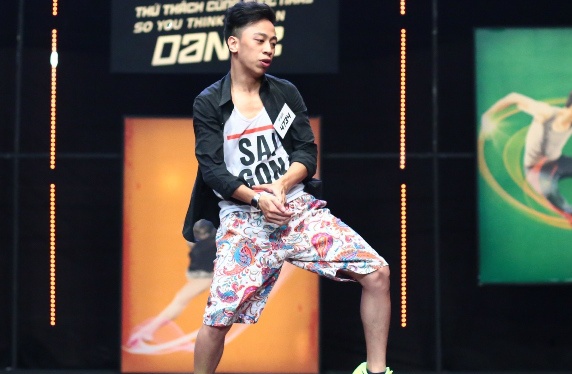 Chang trai guoc moc bi doi guoc phan chu hinh anh