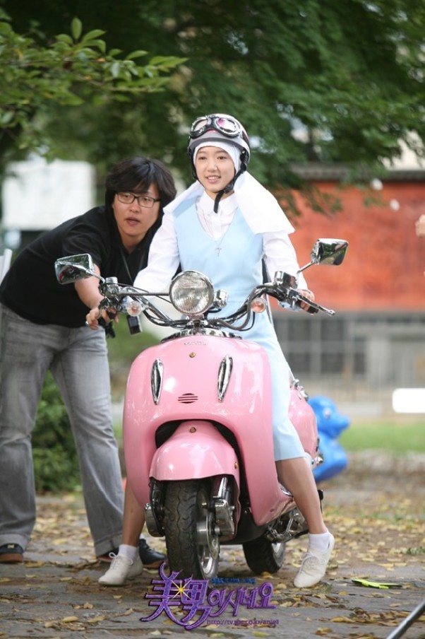 Park Shin Hye nỗ lực tập luyện cho cảnh quay khó: cuộc rượt đuổi ngoạn mục giữa scooter của Go Mi Nam và và xe hơi của Ma Hoon Yi (Kim In Kwon) - người quản lý nhóm A.N.JELL.