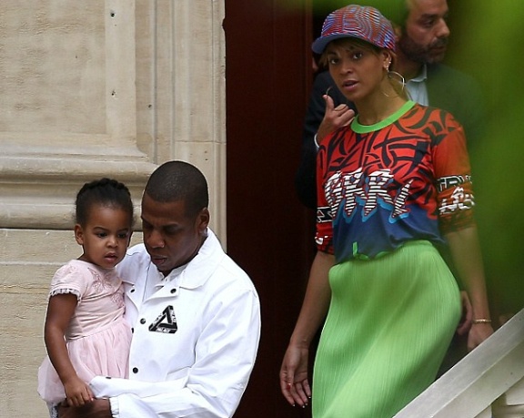 Jay Z va Beyonce hanh phuc be con di xem nha o Paris hinh anh