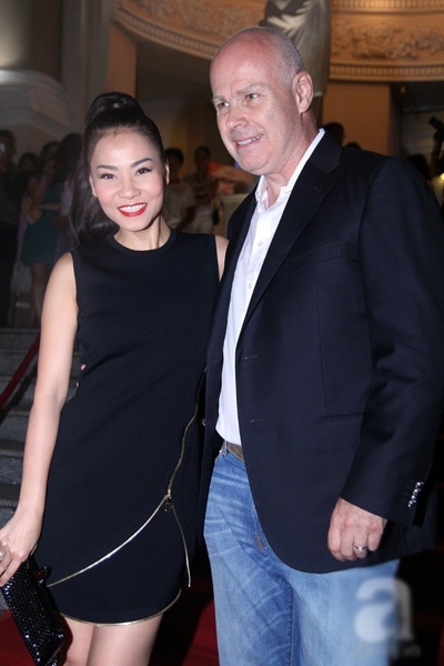 Những món quà của chồng Thu Minh dành tặng cô bao gồm: nhẫn đính hôn gắn kim cương trị giá <abbr class=