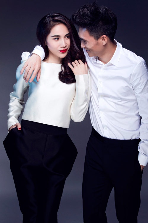 Tất nhiên, khi hào quang vẫn chưa mất đi, cầu thủ nổi tiếng xứ Nghệ còn dành cho vợ những món quà đắt giá khác. Tuy nhiên, trước sự quan tâm quá mức của dư luận, cặp đôi Thủy Tiên – Công Vinh dường như kín kẽ hơn và họ đáp trả bằng tổ ấm hạnh phúc bên cô con gái 2 tuổi.