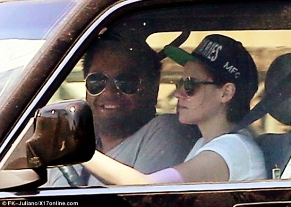 Kristen bị phóng viên chộp lại khoảnh khắc tình tứ bên trai lạ.