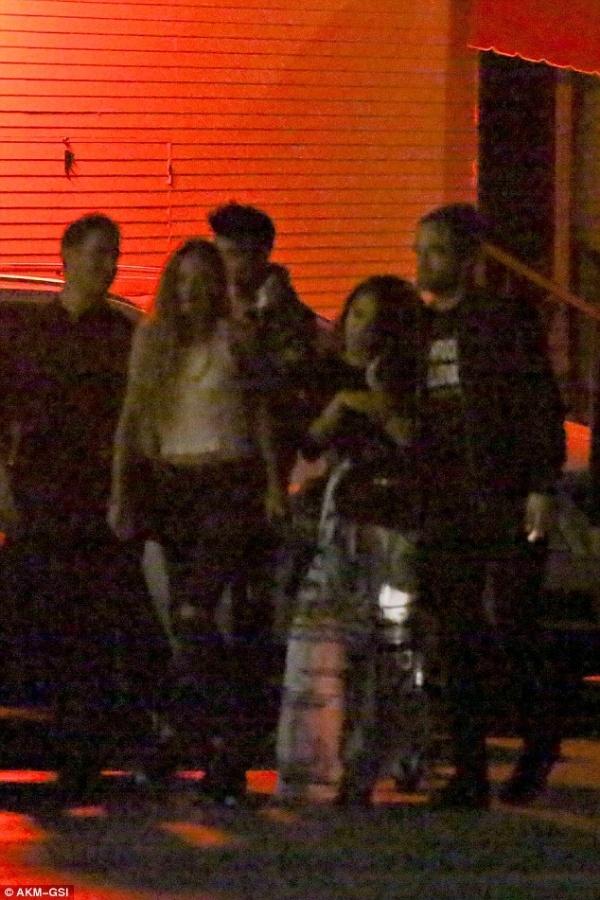 Robert Pattinson và FKA đi ăn tối cùng bạn bè tối thứ tư vừa qua.