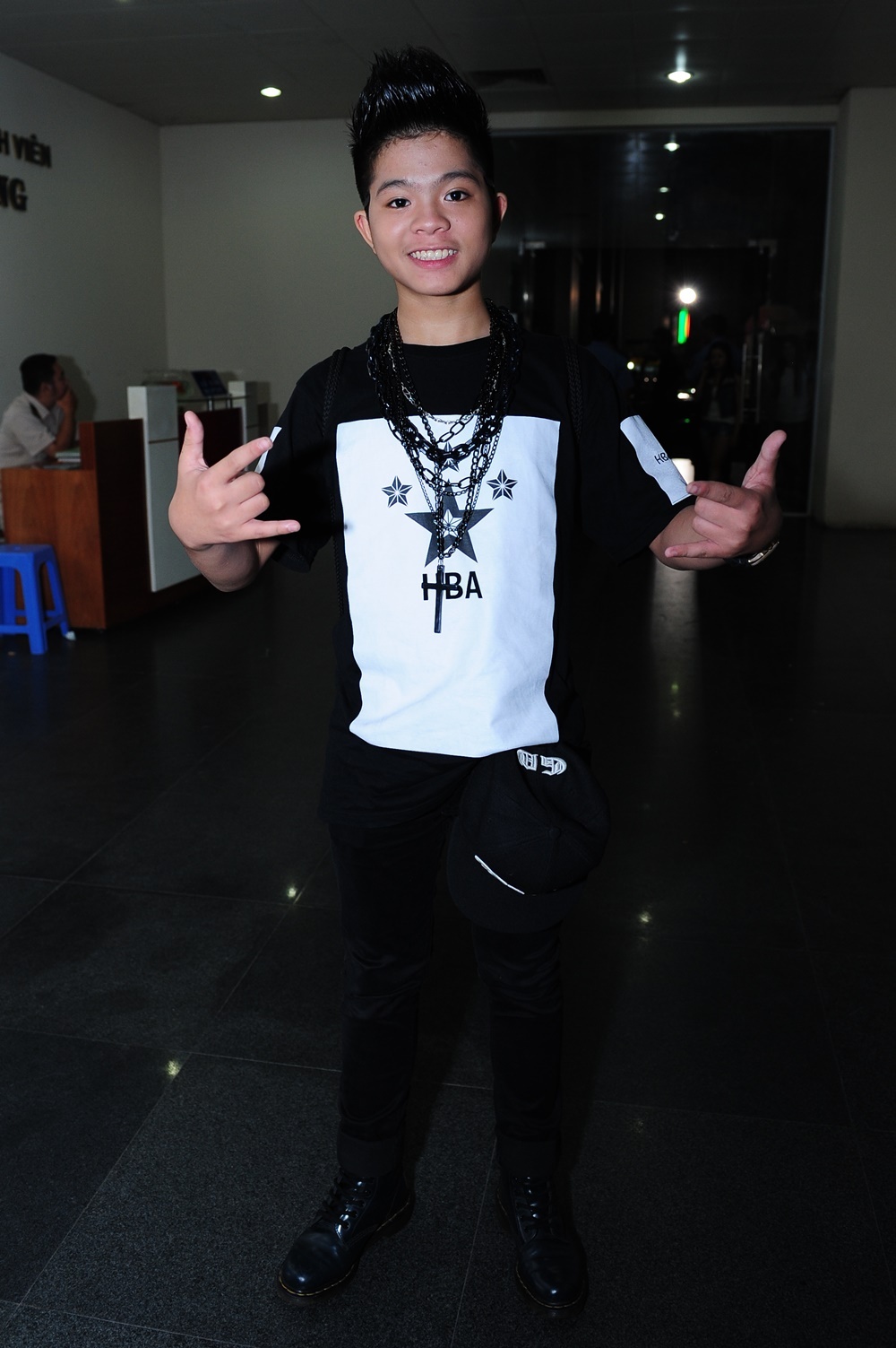 Ngoài việc cổ vũ tinh thần cho đàn em, Quang Anh còn góp mặt trong một ca khúc