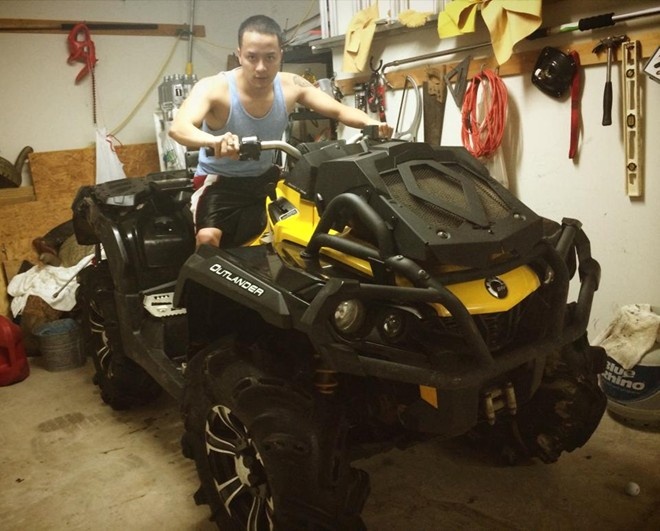 Cũng vào đầu tháng 8 năm nay, nam ca sĩ điển trai tiếp tục khoe quà tặng từ một người bạn. Món quà lần này là chiếc xe mô tô địa hình Outlander 800R X MR mà người bạn ở Mỹ tặng Cao Thái Sơn.