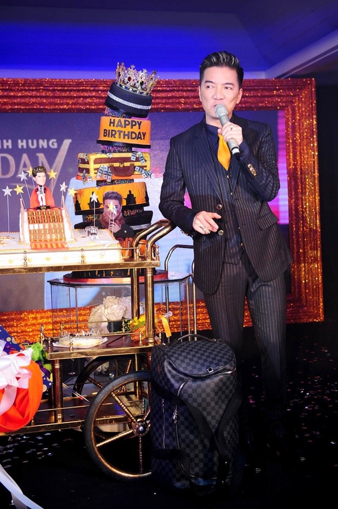 Tuy nhiên, đó chỉ là món quà trên bề nổi, dư luận cho rằng còn rất nhiều người hâm mộ sẳn sàng chơi trội để có những quà tặng tương xứng với tên tuổi của Đàm Vĩnh Hưng.