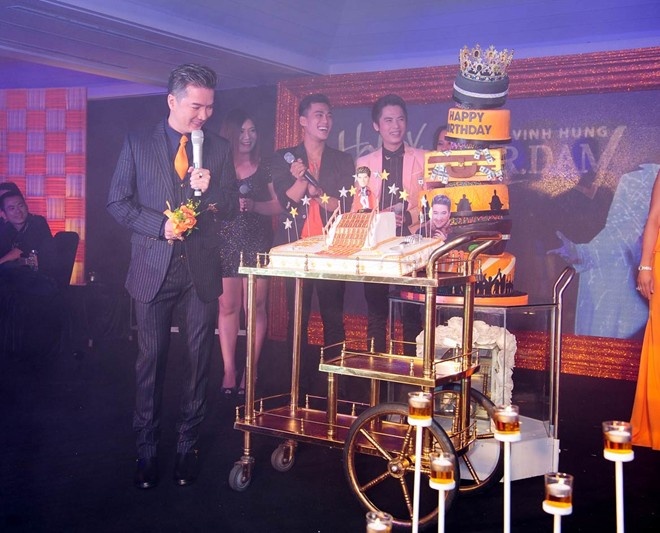 Quý ông làng nhạc Việt nổi tiếng chơi ngông khi tổ chức những bữa tiệc sinh nhật xa hoa đi kèm với các đêm nhạc được đánh giá là độc nhất vô nhị. Để tương xứng với mức độ hào nhoáng từ tên tuổi của Đàm Vĩnh Hưng – lượng fan trung thành của anh vốn được biết đến nhiều nhất là những quý bà sang trọng đã không tiếc tiền khi dành tặng cho thần tượng những món quà đắt đỏ.