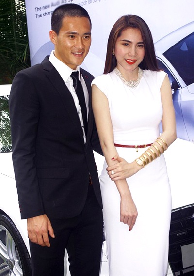 Tháng 4/2012, cặp đôi Beck – Vic phiên bản Việt dính phải rắc rối trong món quà xa xỉ mà Công Vinh dành tặng cho vợ chưa cưới. Trong ngày ra mắt một thương hiệu xe hạng sang mà Thủy Tiên làm đại sứ, có Công Vinh tháp tùng, nữ ca sĩ gợi cảm đã khiến không ít người choáng váng khi tiết lộ bạn trai tặng cô chiếc đồng hồ Bvlgari Serpenti 7 Coil Watch.