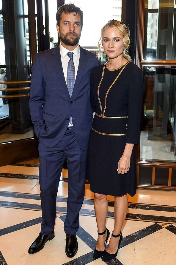 Joshua Jackson rất lịch sự trong bộ suit màu xanh đậm đẳng cấp ton sur ton với chiếc váy xanh navy có đường gân vàng chạy dọc của Diane Kruger .