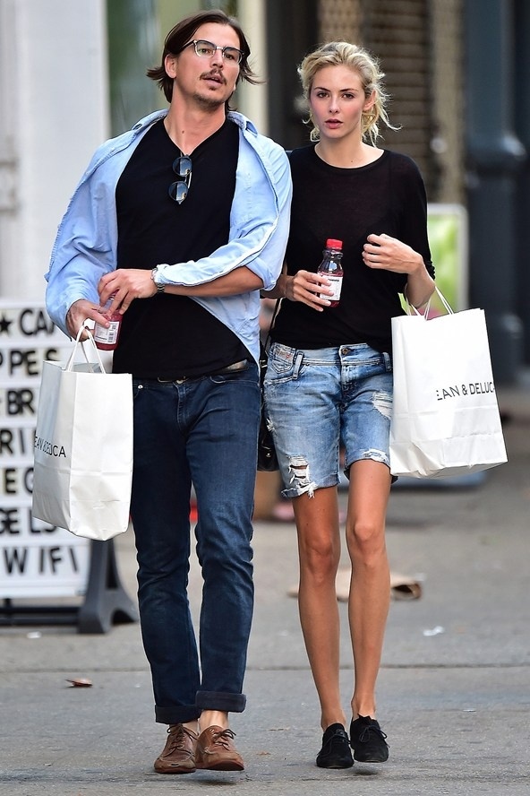 Diễn viên người Anh Tamsin Egerton cùng ngôi sao Josh Hartnett matchy matchy với denim và áo phông đen. Có vẻ như chàng và nàng đang muốn tuyên bố với cả thế giới rằng họ là của nhau vậy.