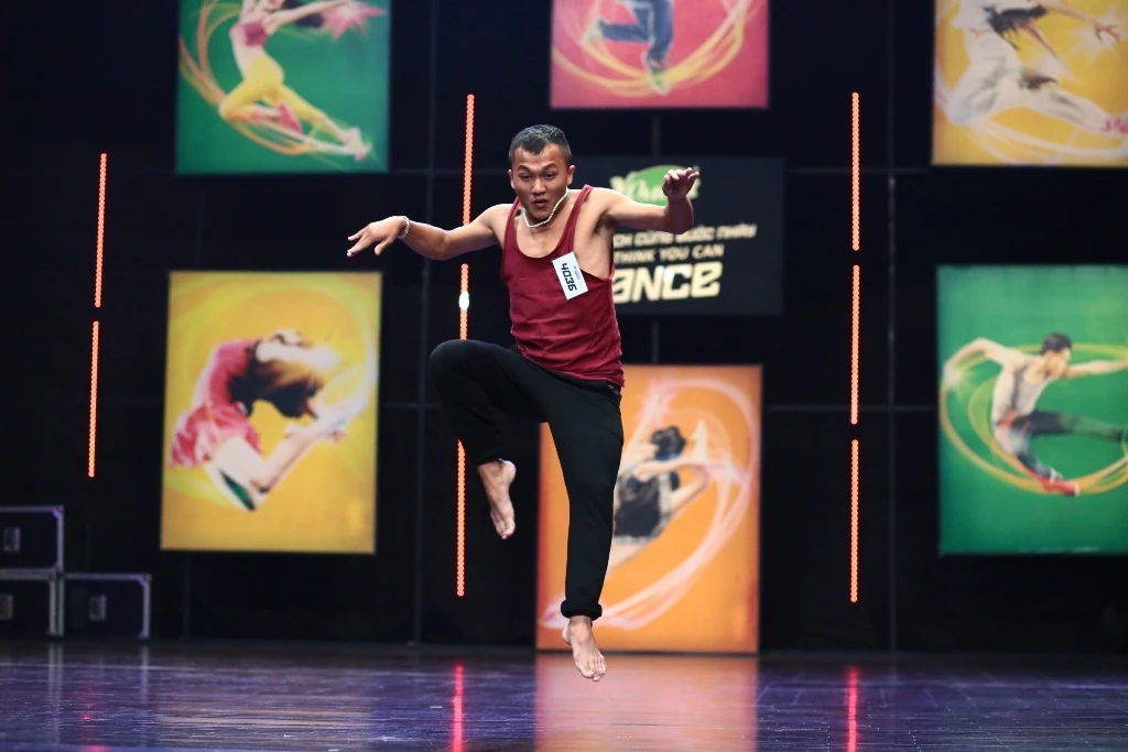 “Trai rừng” Sùng Mạnh Hùng không may mắn như 3 đối thủ trên, bài nhảy của anh không được một giám khảo nào đồng ý và phải ra về trong nuối tiếc. Dù vậy anh vẫn giữ nụ cười trên môi, vui vẻ về “chăm vợ vì vợ sắp đẻ”. 