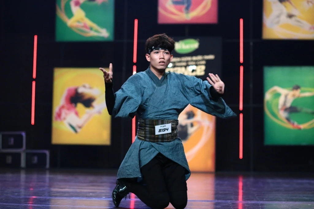 Vũ công waacking Hiếu Trung cũng không may rơi vào hoàn cảnh tương tự nhưng bài nhảy vui nhộn của anh đã chinh phục được 4 giám khảo. 