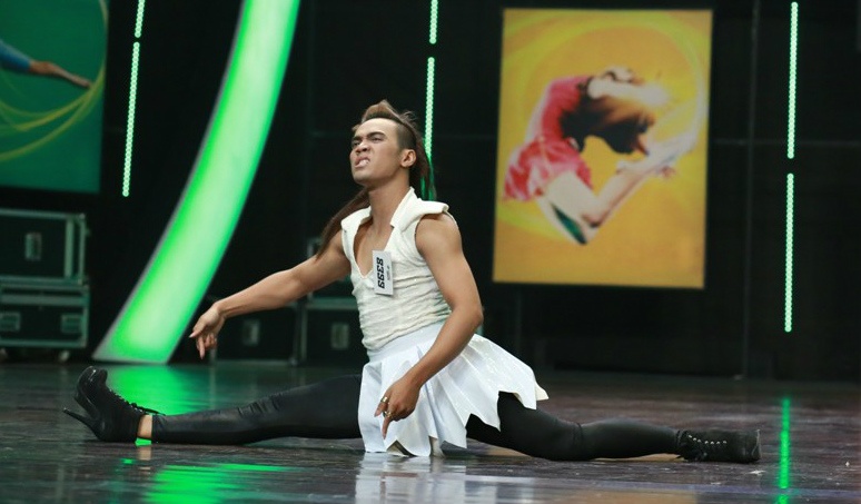 Chang trai mang guoc cao 15 phan gay phan khich hinh anh