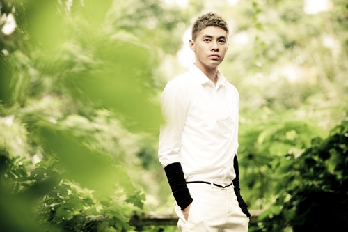 Cuối năm 2010, nam ca sĩ điển trai phát hành đĩa đơn Đổi thay của nhạc sĩ Nguyễn Hoàng Duy và gặt hái thành công ngoài mong đợi.