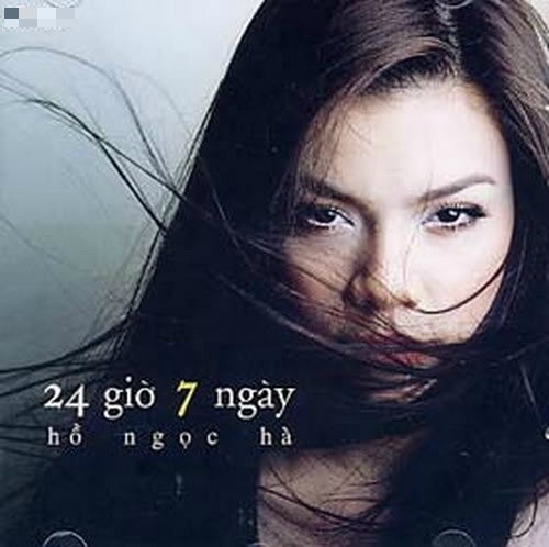 Năm 2003, chân dài tham gia chương trình Người đẹp hát và được nhạc sĩ Quốc Bảo chú ý. Cuộc gặp gỡ này đã ươm mầm ước mơ ca hát của cô trở thành hiện thực. Đến năm 2004, Hà Hồ dứt hẳn với thời trang để tấn công thị trường âm nhạc, cô đến tìm nhạc sĩ Huy Tuấn và thảo luận về album đầu tay 24 giờ 7 ngày. Album này không gây được tiếng vang nhưng cũng giúp cô người mẫu có chỗ đứng nhất định trong vai trò ca sĩ. Điều Hồ Ngọc Hà “thu lợi” chính là mối tình với nhạc sĩ Đức Trí qua sự giới thiệu của Huy Tuấn.