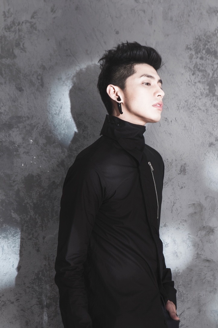 Noo Phước Thịnh đang thắng thế trên hạng mục ca khúc.