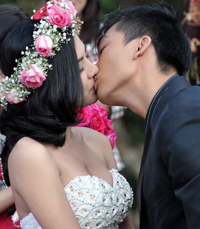 Khương Ngọc: Khương Ngọc và Vân Trang có thể xem là cặp đôi ăn ý nhất hiện nay, cả 2 có nhiều mối lương duyên để kế thừa bộ đôi Johnny Trí Nguyễn – Ngô Thanh Vân hay Tăng Thanh Hà – Lương Mạnh Hải. Màn ảnh nhỏ đã se duyên cho Khương Ngọc và Vân Trang trong 2 phim Bờ bến lạ, Sự thật vô hình. Nhờ được đào tạo bài bản lại có kinh nghiệm về diễn xuất nên cả 2 được lăng xê trên màn ảnh rộng.