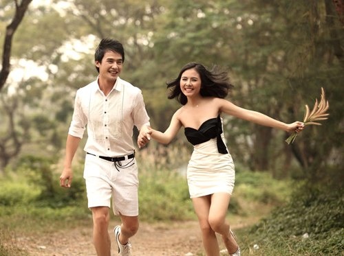 2. Lương Thế Thành. Trước khi kết đôi với Khương Ngọc, ở lĩnh vực phim truyền hình, Vân Trang có một bạn diễn vô cùng ăn ý – Lương Thế Thành. Mặc dù cả 2 chỉ hợp tác duy nhất trong phim Lối sống sai lầm nhưng ấn tượng họ để lại cho khán giả rất khó quên. Thời điểm này cả 2 đều mới nổi, lại được đảm nhận vai chính nên công chúng rất quan tâm và hiệu ứng từ kịch bản chuyển thể của Hàn Quốc càng khơi gợi trí tò mò của nhiều.