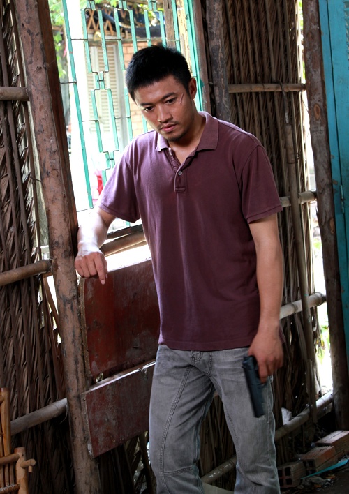 Anh có những nguyên tắc riêng: “Những gì đã quyết định giữ riêng cho mình thì nó sẽ mãi mãi là của mình. Nhiều người không tiết chế, khiến khán giả bị cuốn theo cách sống của họ nên dẫn đến việc bị săm soi quá nhiều trong cuộc sống đời tư”, nam diễn viên chia sẻ. Sống trong môi trường thị phi nhưng Quý Bình vẫn giữ cho mình những thói quen bình dị. Khi rời khỏi phim trường, anh trở về với hình ảnh một nông dân chân chất. Anh vẫn ra ruộng gặt lúa, vẫn hái rau trong vườn… thay vì những bữa tiệc ồn ào của người nổi tiếng. Du lịch cũng là cách để Quý Bình thư giãn và trút bỏ những lớp áo của nhiều số phận trong phim ảnh.