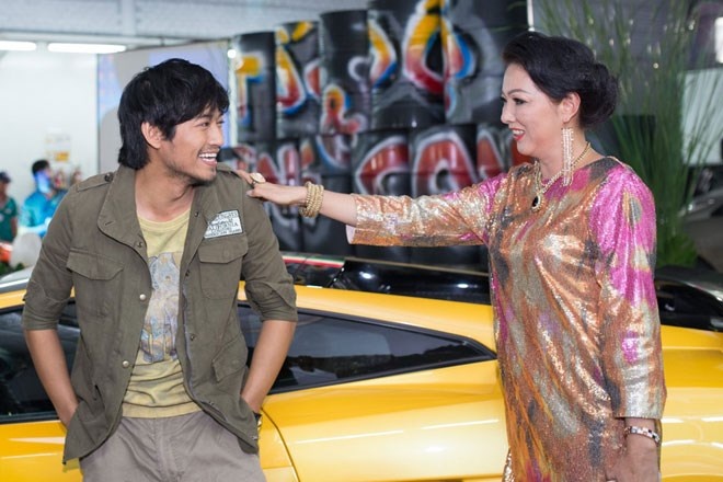 Quý Bình: Chàng nông dân chân đất của điện ảnh Việt. Quý Bình sở hữu gương mặt nam tính, làn da rám nắng càng khiến anh rắn rỏi nhưng phong cách giản dị khiến anh được ví von như một chàng trai thôn quê. Cũng như đàn anh Quốc Thái, ở tuổi U30 nhưng anh cũng kịp sở hữu gia tài phim ảnh quý giá. Từ truyền hình đến điện ảnh, Quý Bình ghi dấu ấn trong các phim: Đường đua, Quả tim máu, Nước, Đam mê, Dù gió có thổi, Chuyện tình công ty thời trang, Đất mặn, Vượt qua bóng tối… Nổi lên như một diễn viên tài năng của màn ảnh phía Nam nhưng Quý Bình lại rất kiệm lời trước giới truyền thông. Anh không có những câu chuyện giật gân, không phát ngôn gây sốc… ở nam diễn viên này chỉ có những bộ phim tâm huyết và những chia sẻ với nghề. 