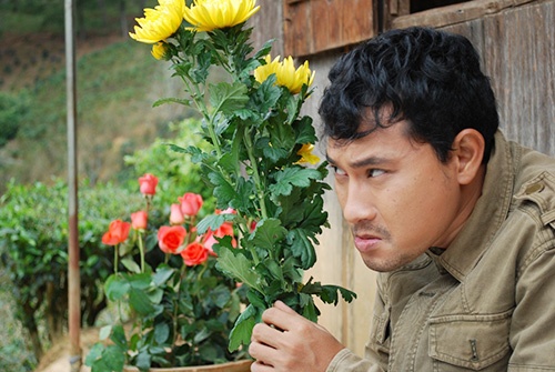 Để phác họa chân dung của anh, người ta sẽ liên tưởng đến nam diễn viên xù xì, thô ráp nhưng chính sự chân chất của anh đã vẽ nên một Huỳnh Đông rất đa dạng và sáng giá trong phim ảnh. Thăng hoa với nghiệp diễn nhưng anh lại rất kín tiếng với báo chí. Chuyện tình cảm không ồn ào, cũng không quen trả lời phỏng vấn nên anh rất lười trong việc quảng bá hình ảnh. Bất chấp những điều đó, Huỳnh Đông vẫn là một ngôi sao trẻ sáng giá trong thời điểm hiện tại.