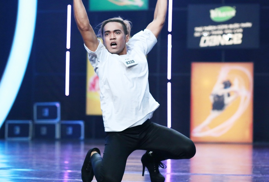 Chang trai mac vay nhay len cot san khau hinh anh