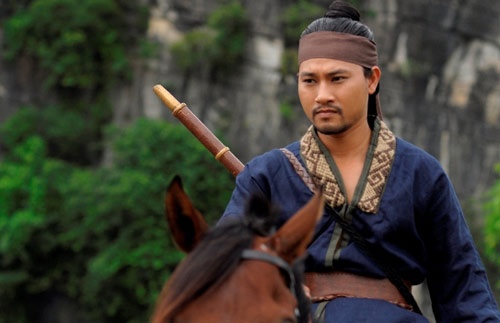 Huỳnh Đông: Chàng nông dân thô ráp. Nếu so với 3 nam diễn viên ở trên, Huỳnh Đông có nhiều bất lợi nhất. Anh không có vẻ hào nhoáng cũng không điển trai như bao người. Sức hút của nam diễn viên này nằm ở nét cương nghị, rắn rỏi trên gương mặt và lối diễn xuất chân thật trong từng nhân vật.