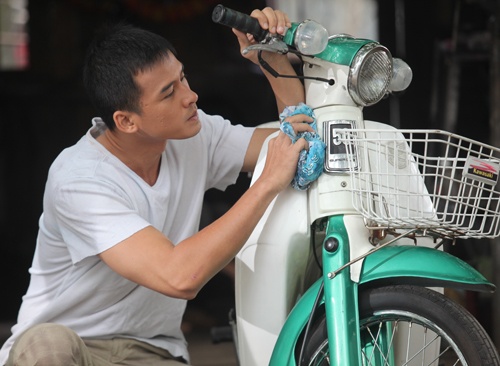 Nghề diễn viên với Lương Thế Thành ngoài đam mê còn là mưu sinh, nhưng anh cũng rất quyết liệt để không vướng vào cạm bẫy. Anh tâm sự, mình chưa bao giờ đánh đổi để có vai diễn hay nhà lầu xe hơi. Vì với anh, những thứ đó nếu không phải do công sức mình bỏ ra, thì sớm hay muộn cũng sẽ đi theo mây gió. Quan niệm sống và nghề của anh rất đơn giản nhưng kiên quyết: “chậm mà chắc”.