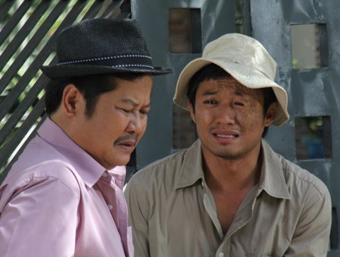 Trước sức lan tỏa của những ngôi sao ồn ào về bề nổi, vẫn không ngăn cản sức hút mãnh liệt đến từ cái tên Quý Bình. Nhắc đến anh người ta nghĩ ngay đến một diễn viên cần mẫn, nghiêm túc và chăm chỉ với nghề. Quý Bình từng chia sẻ, anh chọn nghề diễn viên có nghĩa là chấp nhận sự quan tâm của công chúng. Nhưng anh biết tiết chế để giữ cho mình một cuộc sống bình yên. “Tôi sống với nghề và nghề nuôi sống tôi. Công chúng thường thấy bề nổi của nghề này nên họ cảm giác nó phức tạp. Là do họ thấy thế nên họ mới nghĩ thế”, Quý Bình không cảm thấy công việc của mình quá phức tạp.