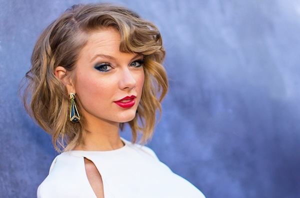 Taylor Swift tại lễ trao giải thưởng âm nhạc đồng quê (CMAs) vào ngày 6/4/2014.
