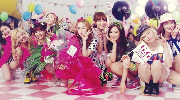 SNSD (Jessica ở chính giữa).